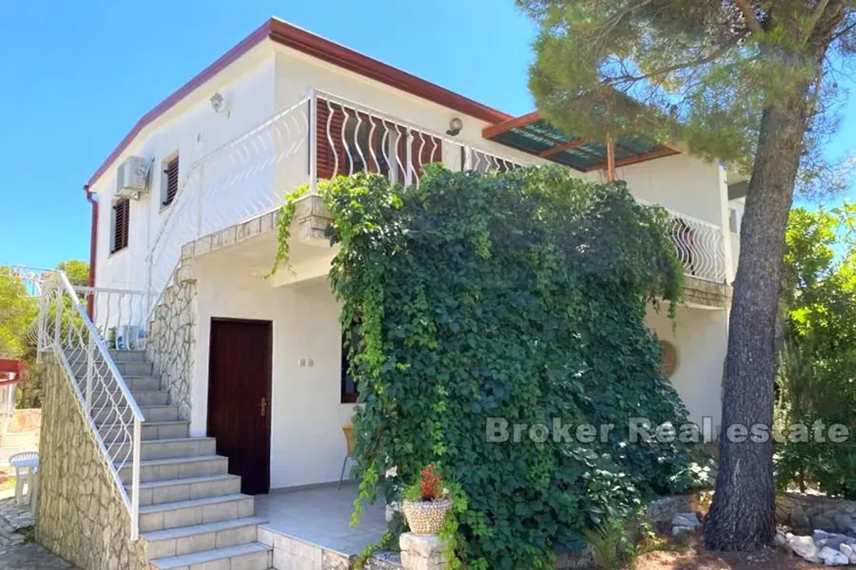 Casa bifamiliare con piscina in una posizione tranquilla