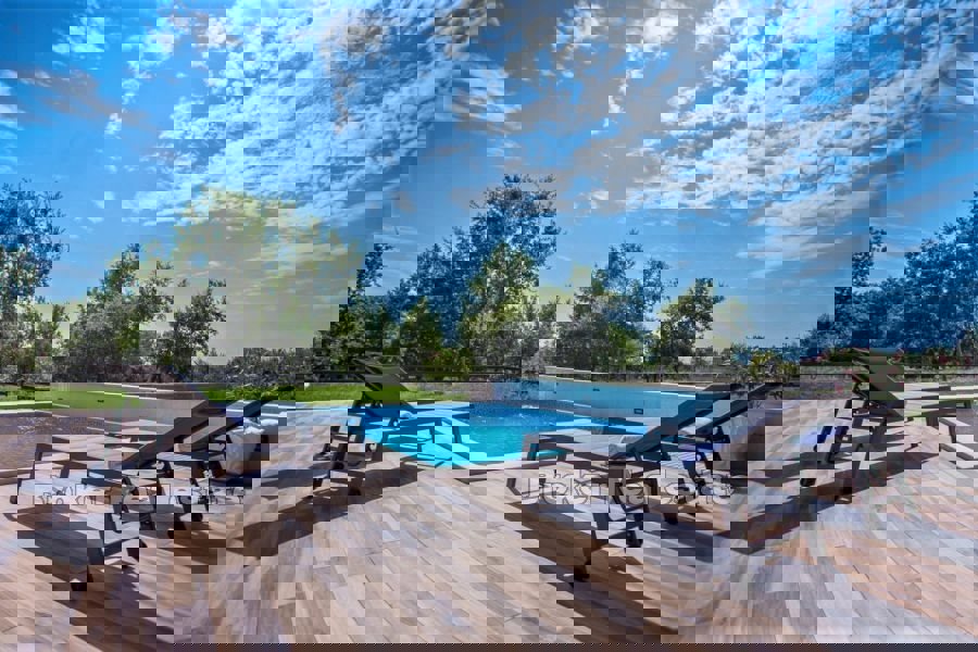 Villa con grande giardino