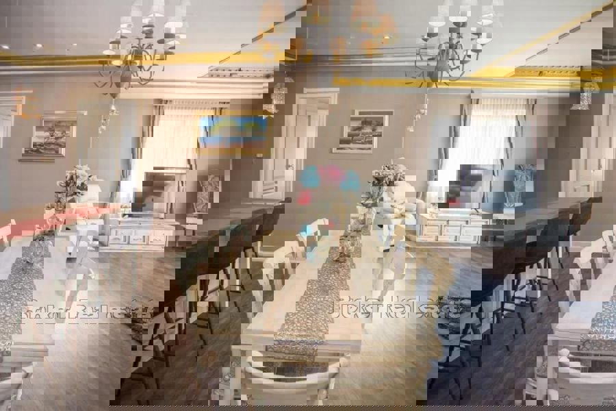 Villa con grande giardino