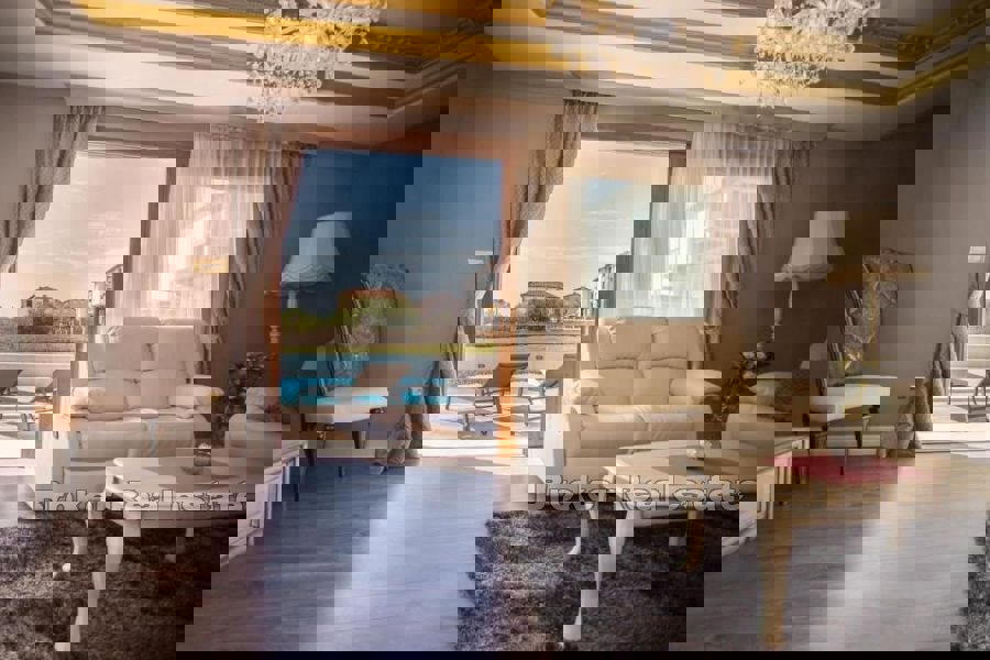 Villa con grande giardino