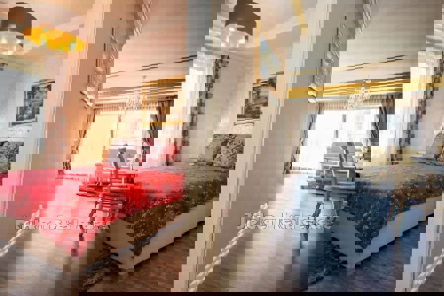 Villa con grande giardino