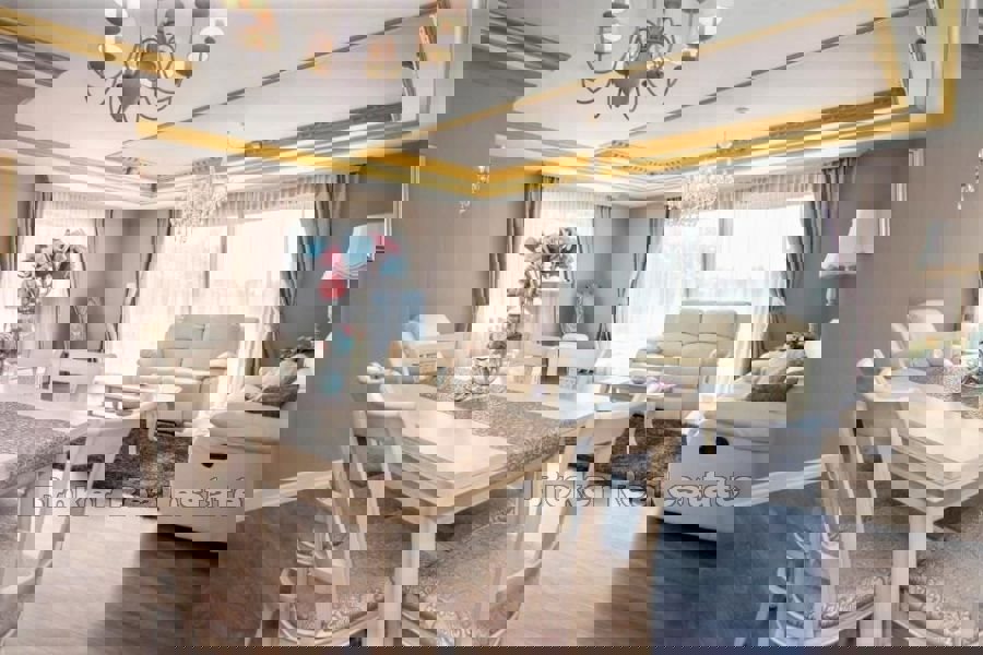 Villa con grande giardino