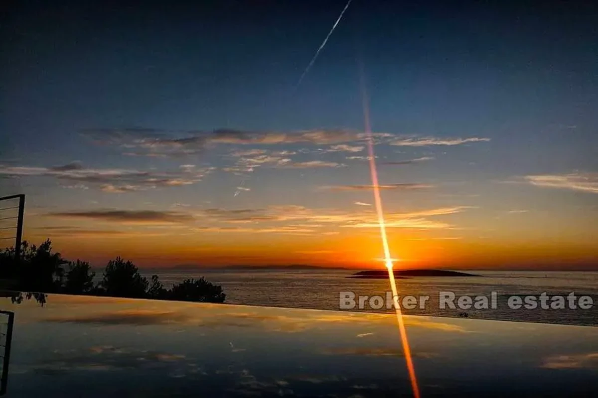 Villa moderna con vista mare