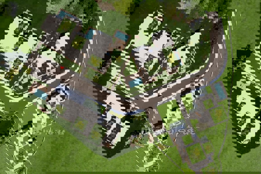 Nuovo edificio di lusso con piscina