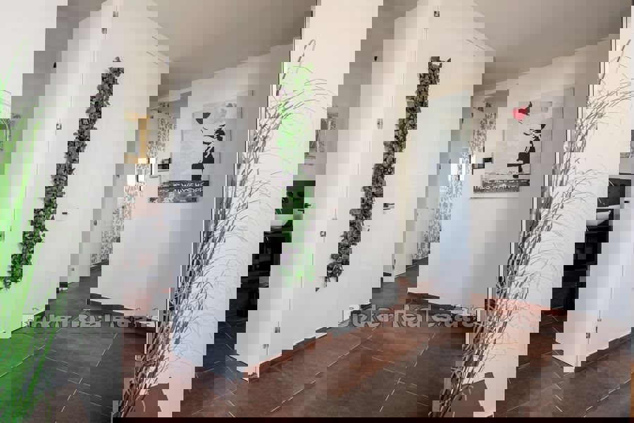 Villa moderna di nuova costruzione con piscina