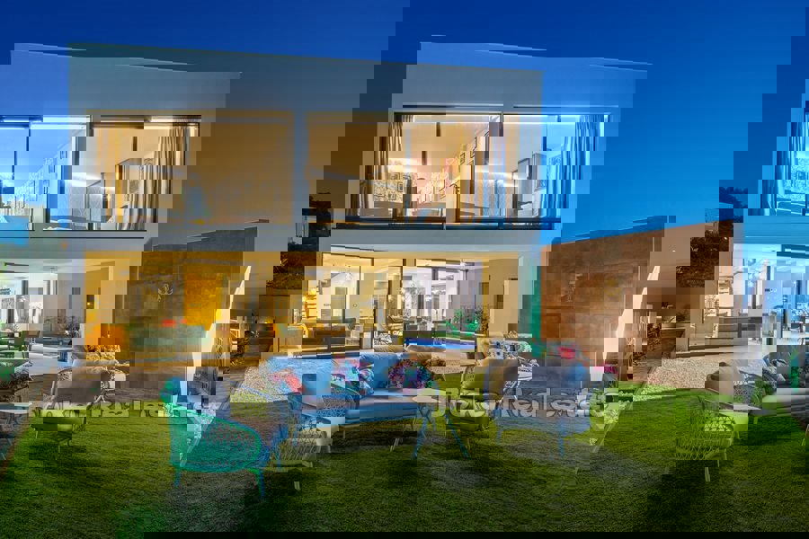 Villa moderna di nuova costruzione con piscina