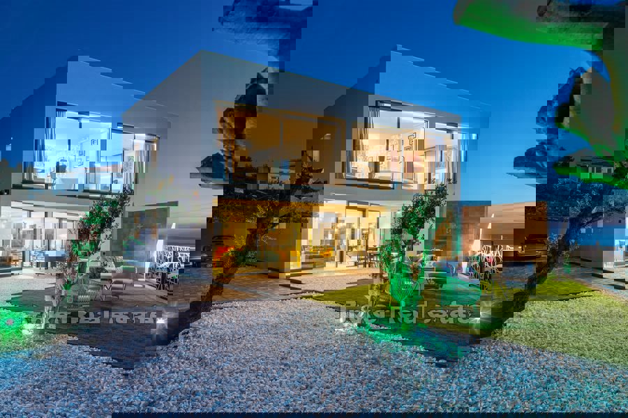 Villa moderna di nuova costruzione con piscina