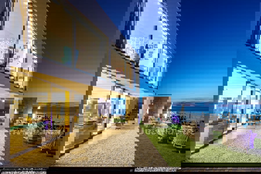 Villa moderna di nuova costruzione con piscina