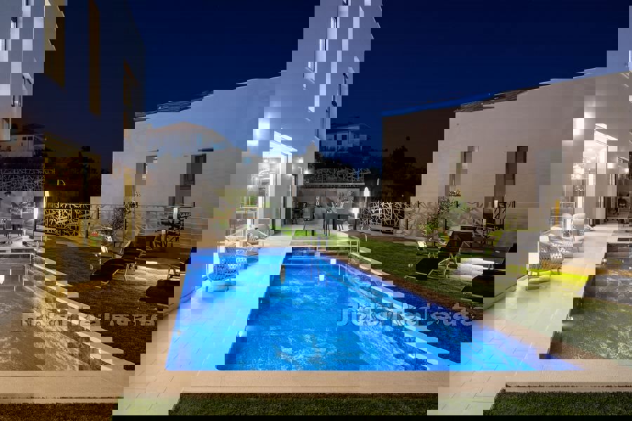 Villa moderna di nuova costruzione con piscina