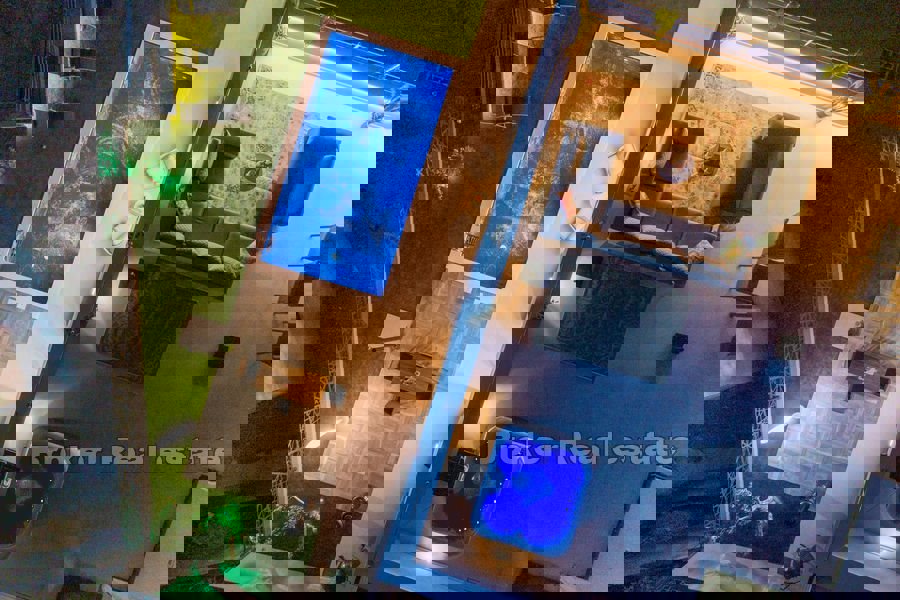 Villa moderna di nuova costruzione con piscina