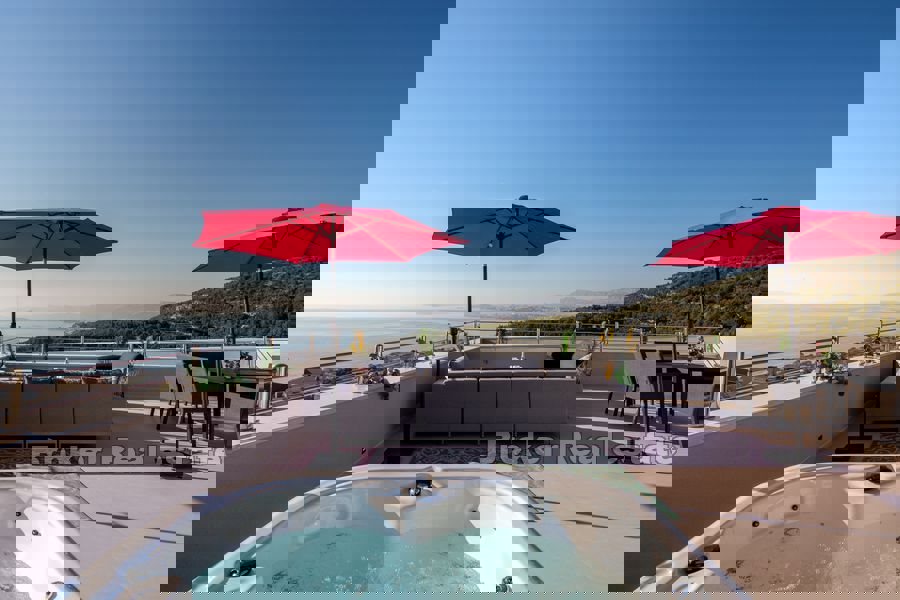 Villa moderna di nuova costruzione con piscina