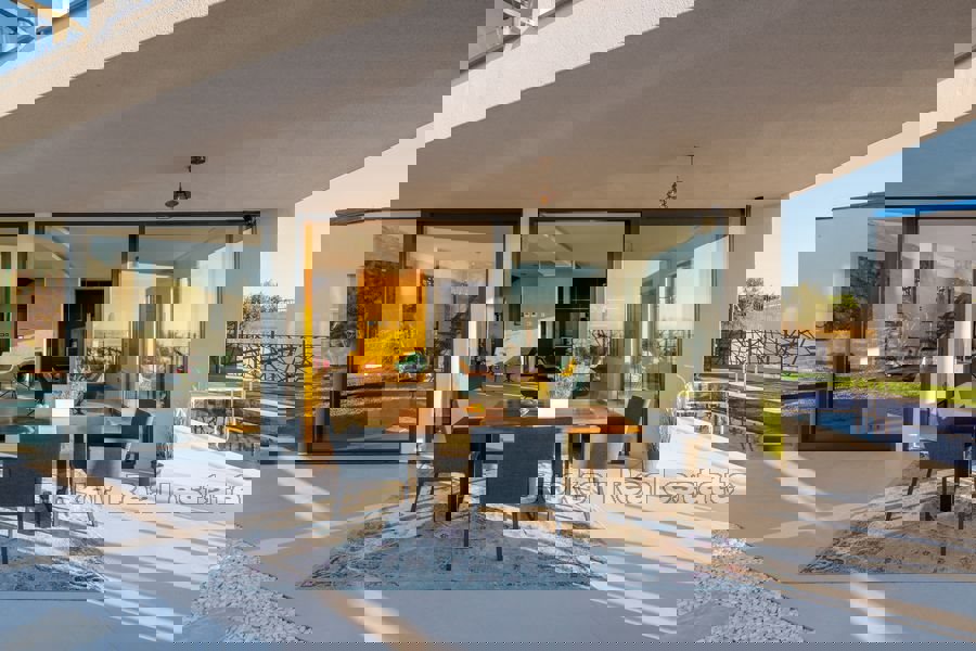 Villa moderna di nuova costruzione con piscina