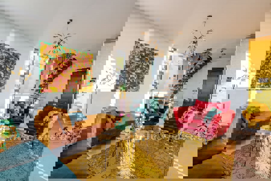 Villa moderna di nuova costruzione con piscina