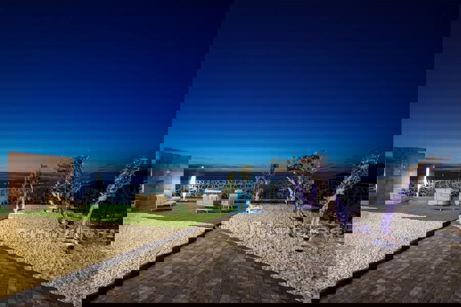 Villa moderna di nuova costruzione con piscina