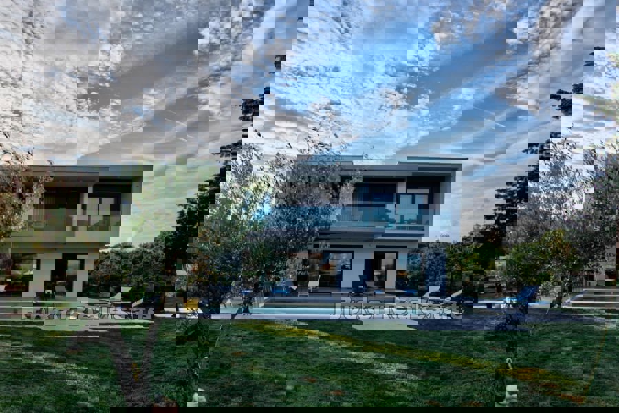 Villa moderna con piscina