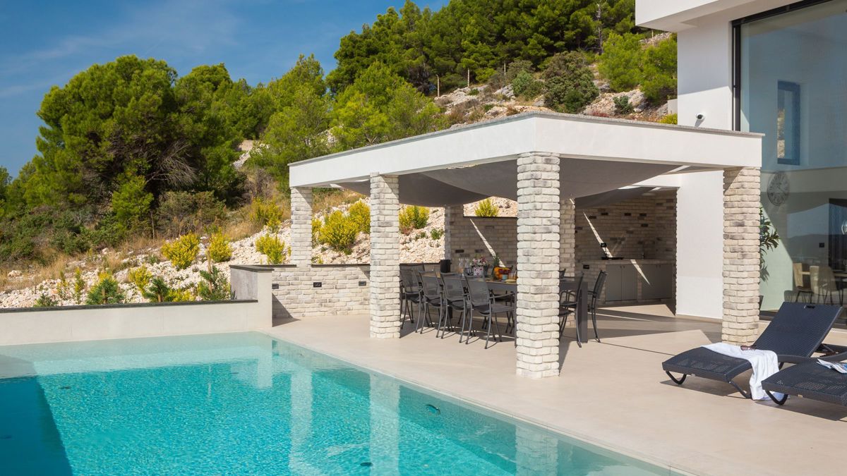 Villa con piscina e fabbricati accessori vicino al mare