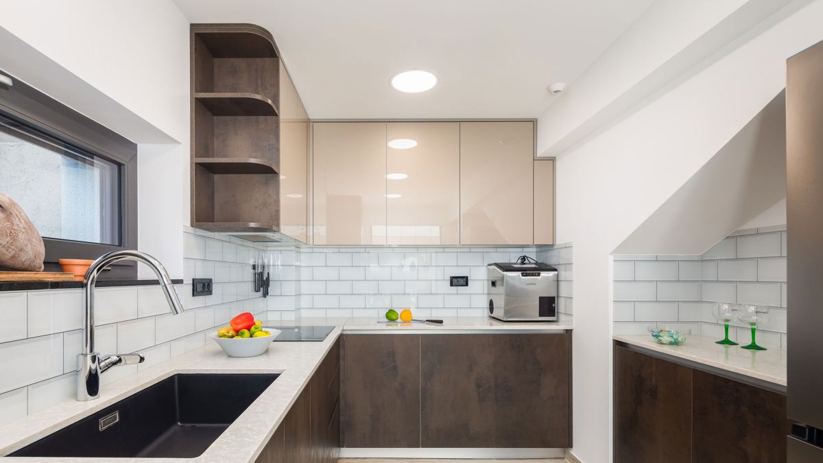 Villa con piscina e fabbricati accessori vicino al mare