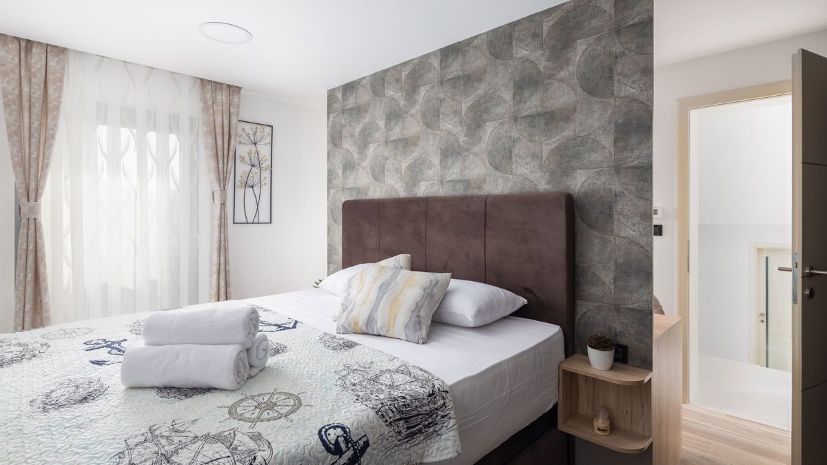 Villa con piscina e fabbricati accessori vicino al mare