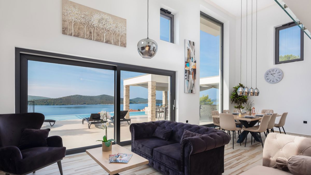 Villa con piscina e fabbricati accessori vicino al mare