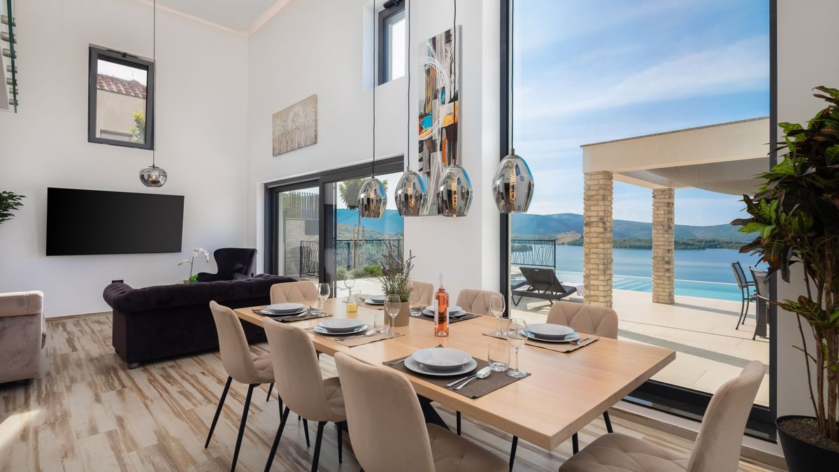 Villa con piscina e fabbricati accessori vicino al mare