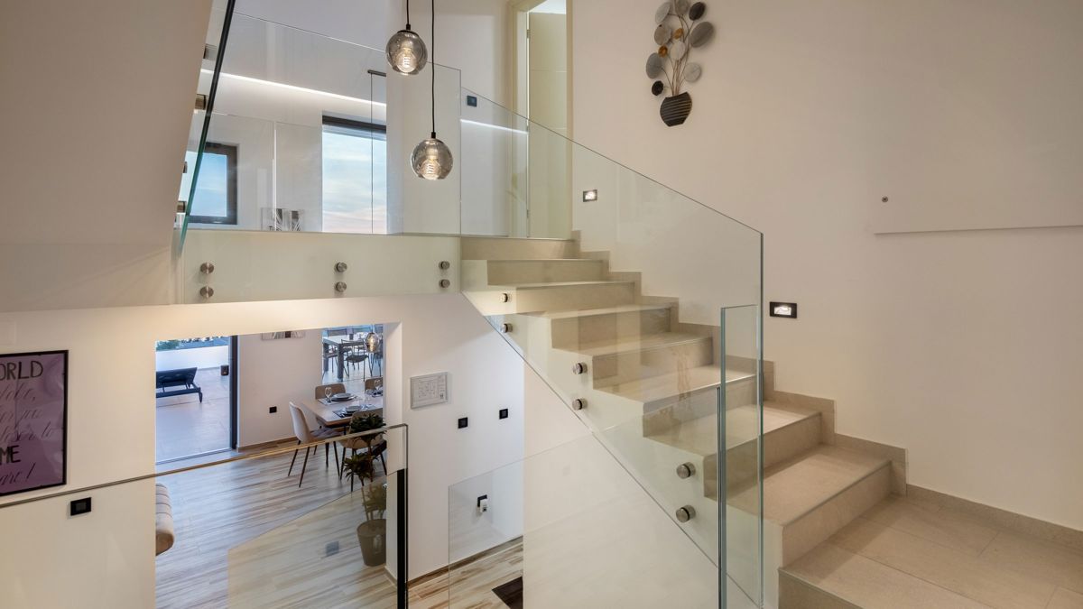 Villa con piscina e fabbricati accessori vicino al mare