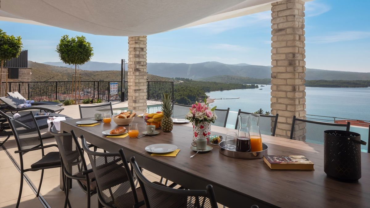 Villa con piscina e fabbricati accessori vicino al mare