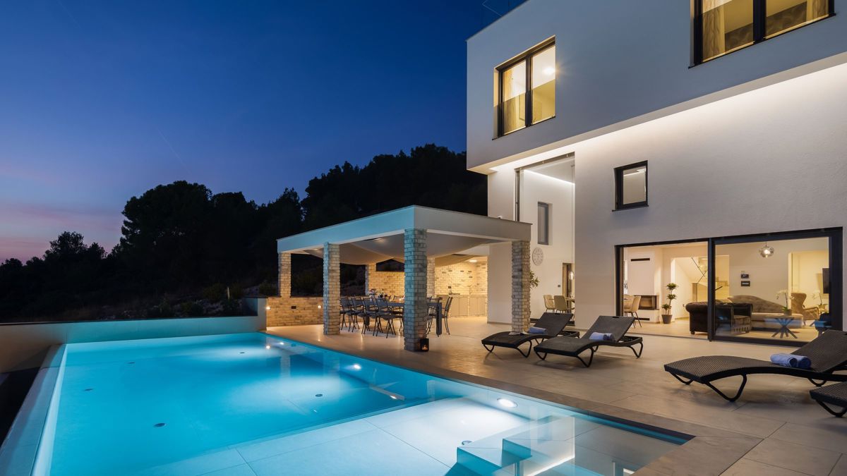 Villa con piscina e fabbricati accessori vicino al mare