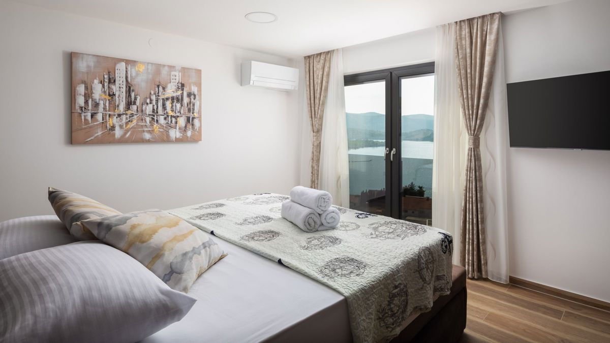 Villa con piscina e fabbricati accessori vicino al mare