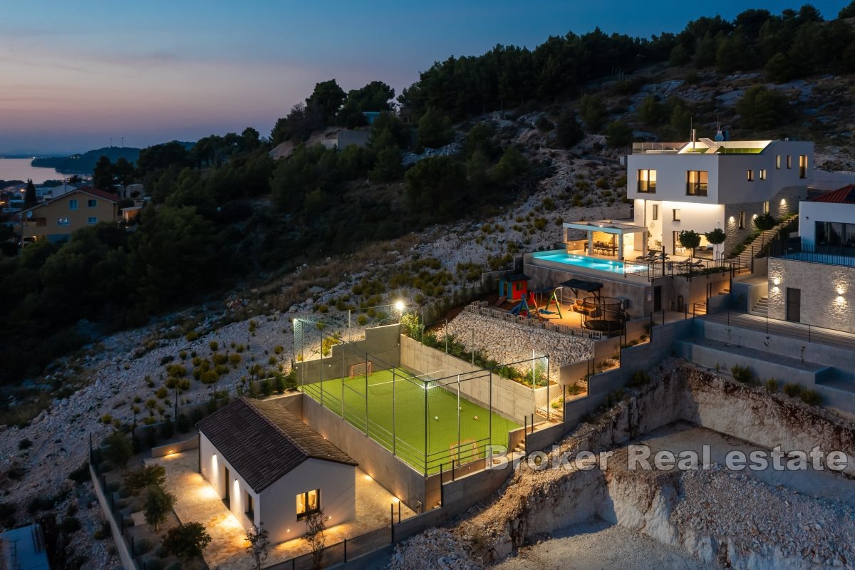 Villa con piscina e fabbricati accessori vicino al mare