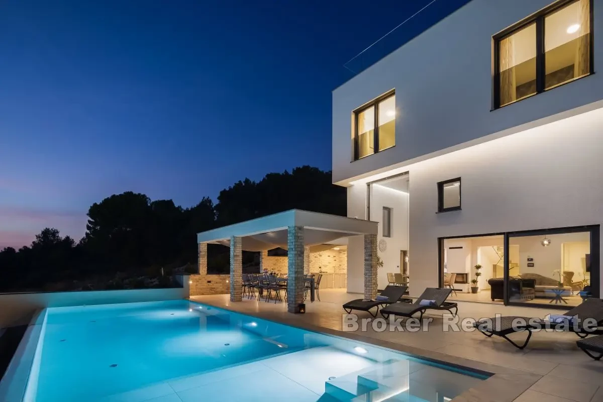 Villa con piscina e fabbricati accessori vicino al mare