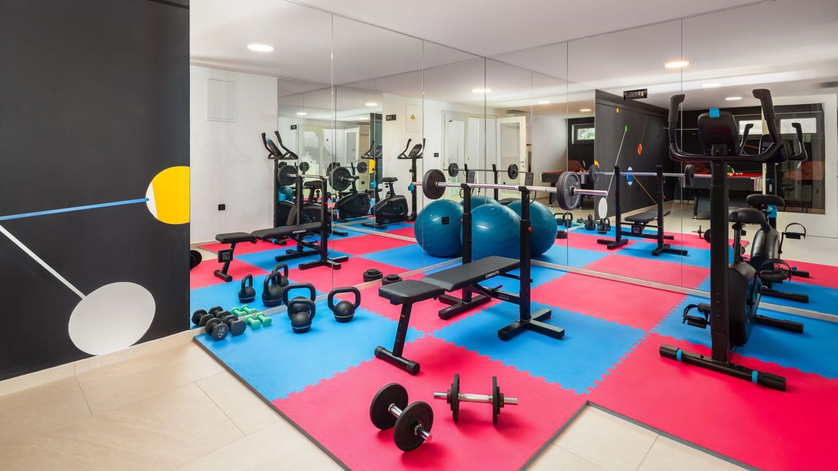 Villa con piscina e fabbricati accessori vicino al mare