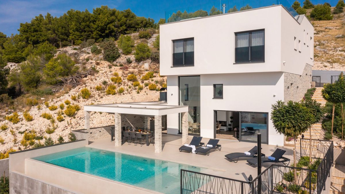 Villa con piscina e fabbricati accessori vicino al mare