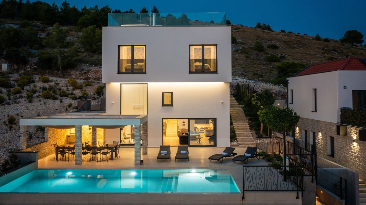 Villa con piscina e fabbricati accessori vicino al mare