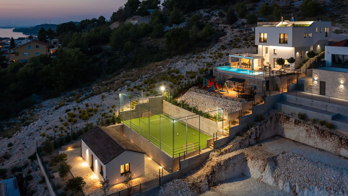 Villa con piscina e fabbricati accessori vicino al mare