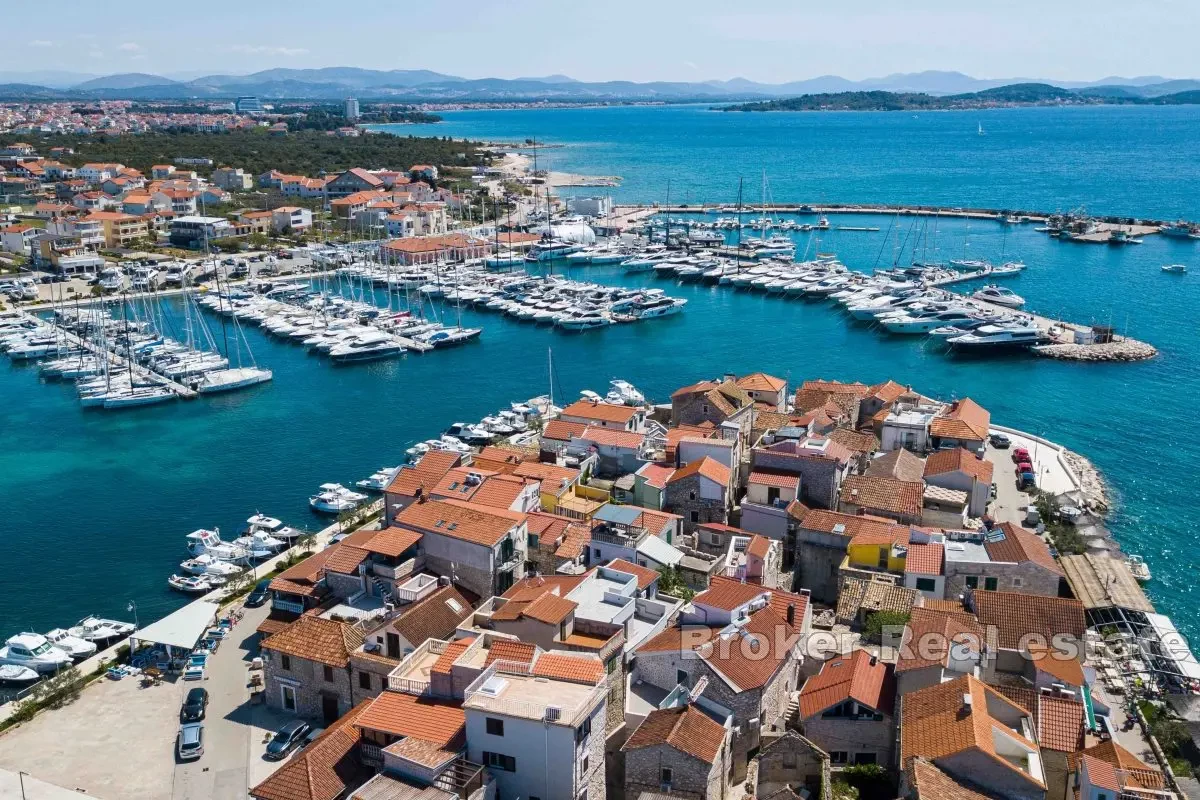 Bella casa in pietra con terrazza panoramica e vasca idromassaggio