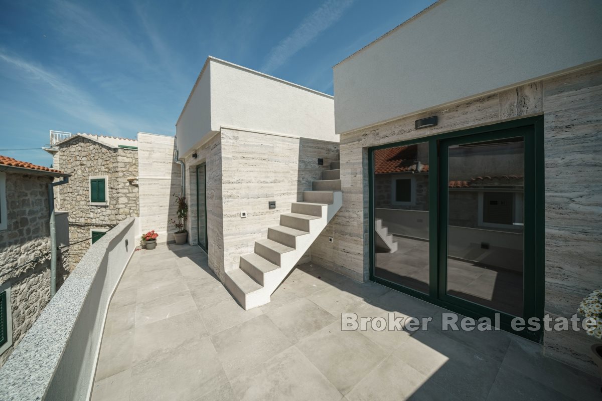 Bella casa in pietra con terrazza panoramica e vasca idromassaggio