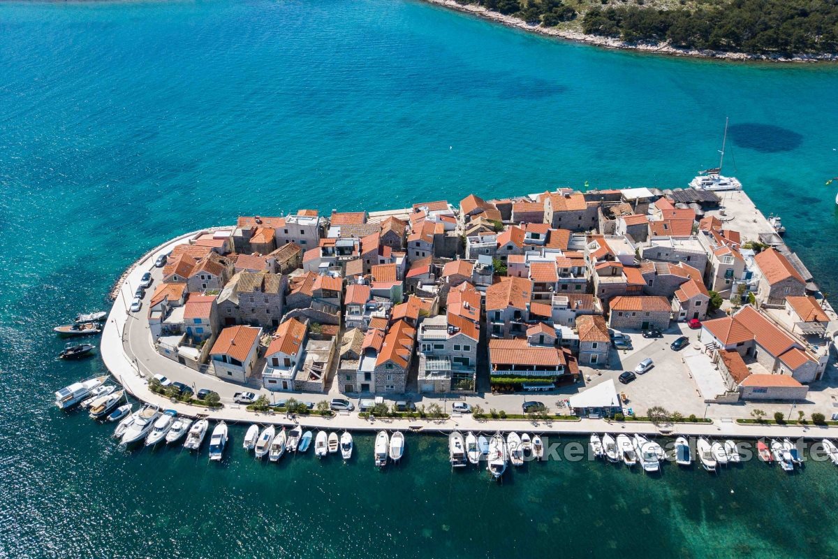 Bella casa in pietra con terrazza panoramica e vasca idromassaggio