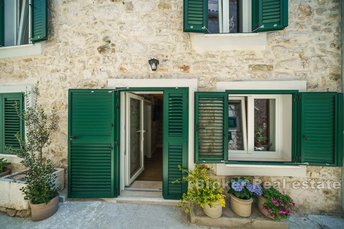 Bella casa in pietra con terrazza panoramica e vasca idromassaggio