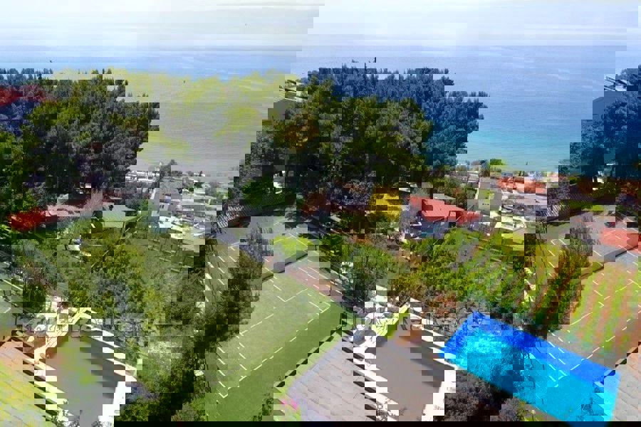 Una vasta tenuta con case per vacanze e turismo