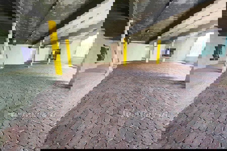 Una vasta tenuta con case per vacanze e turismo