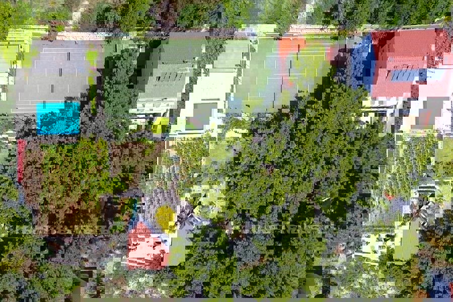 Una vasta tenuta con case per vacanze e turismo