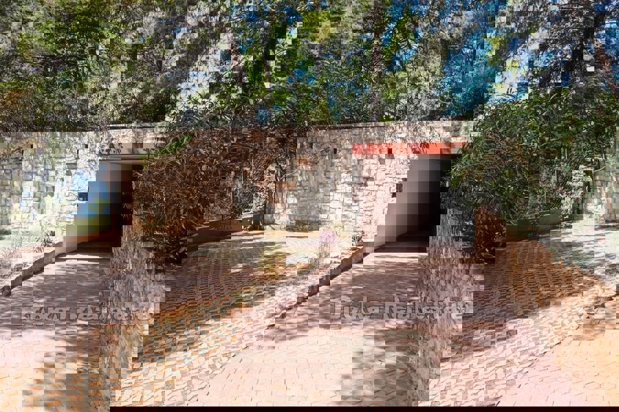 Una vasta tenuta con case per vacanze e turismo