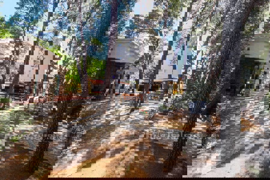 Una vasta tenuta con case per vacanze e turismo