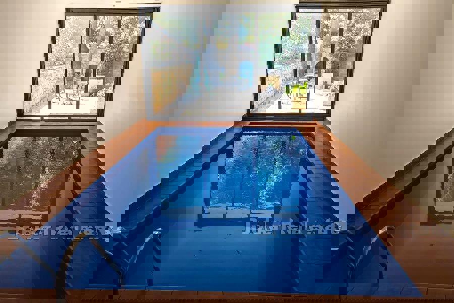 Una vasta tenuta con case per vacanze e turismo