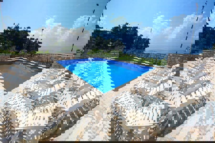 Una vasta tenuta con case per vacanze e turismo