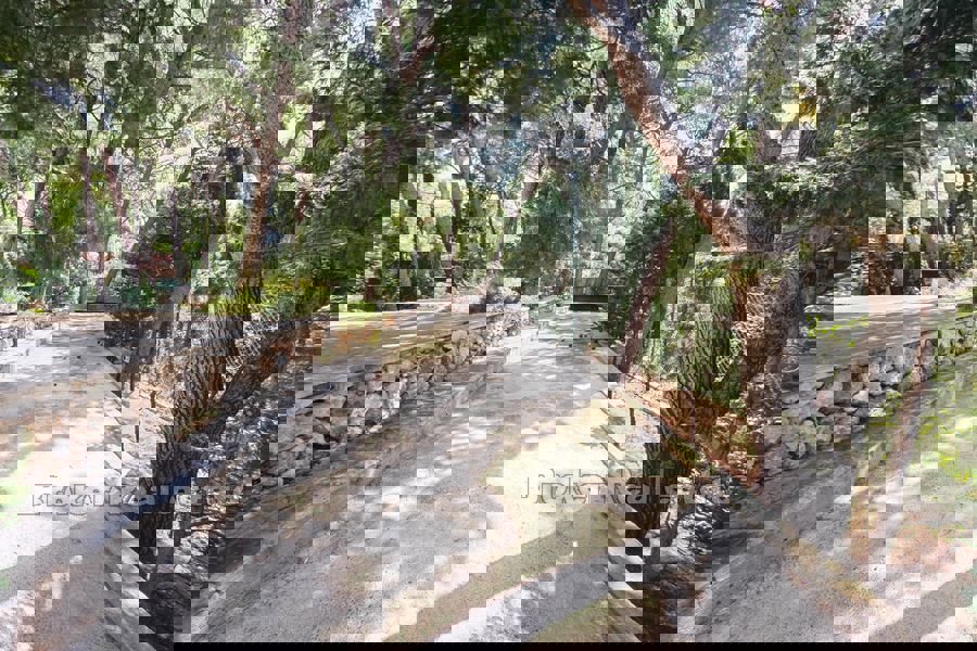 Una vasta tenuta con case per vacanze e turismo