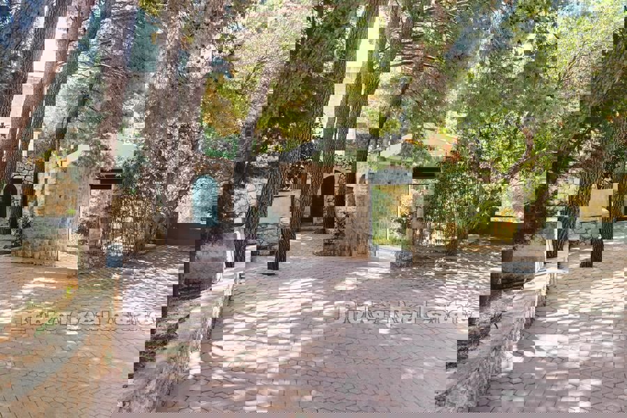 Una vasta tenuta con case per vacanze e turismo