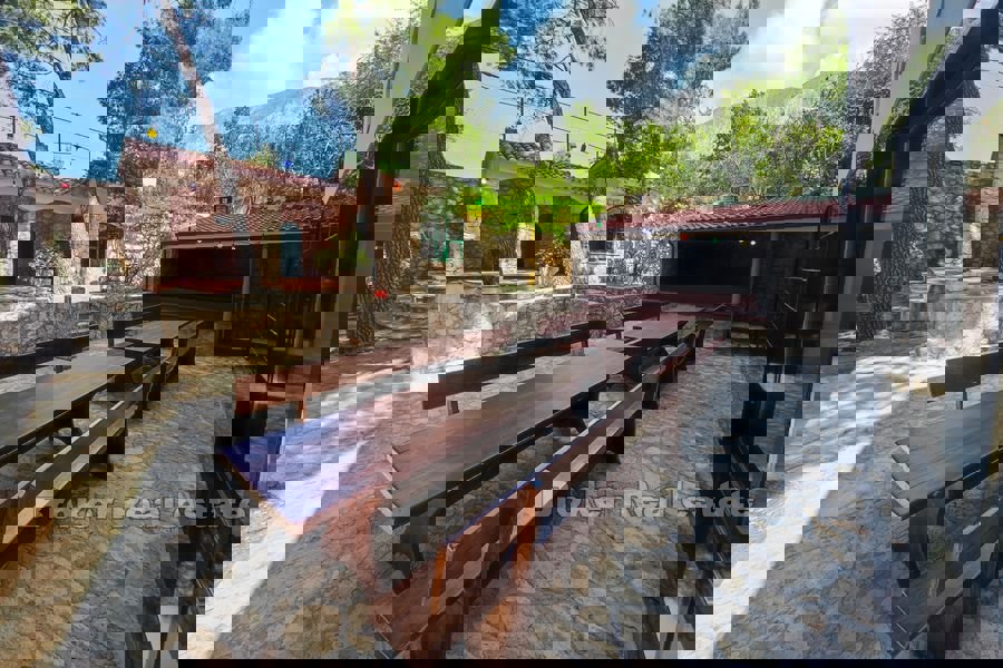 Una vasta tenuta con case per vacanze e turismo