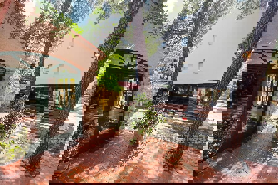 Una vasta tenuta con case per vacanze e turismo