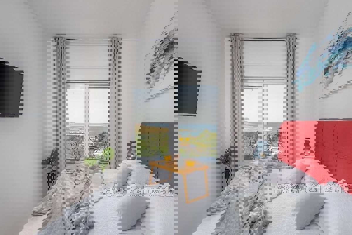 Casa moderna con due appartamenti vicino al mare